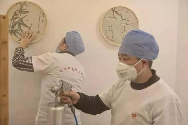 成都有一支“小白爸爸1.jpg